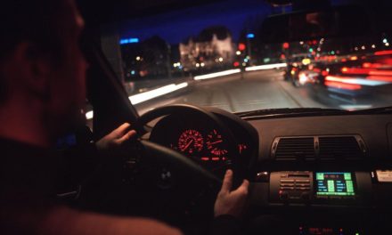 Bund will Regeln lockern: Beim automatisierten Fahren soll Lenkrad losgelassen werden können