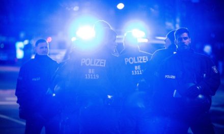 Böller und Kugelbomben in Berlin zu Silvester: Hunderte bewerfen sich am Alexanderplatz mit Pyrotechnik, Einsatzkräfte attackiert
