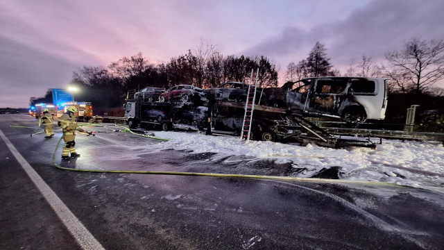 A27 bei Bremen voll gesperrt: Autotransporter brennt – Warnung vor Rauch