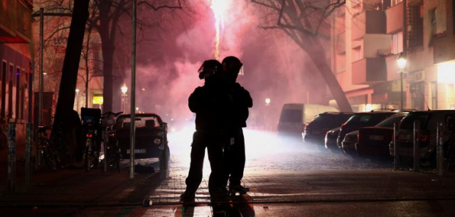 Polizei in Berlin mit Raketen und Böllern beschossen – knapp 400 Festnahmen