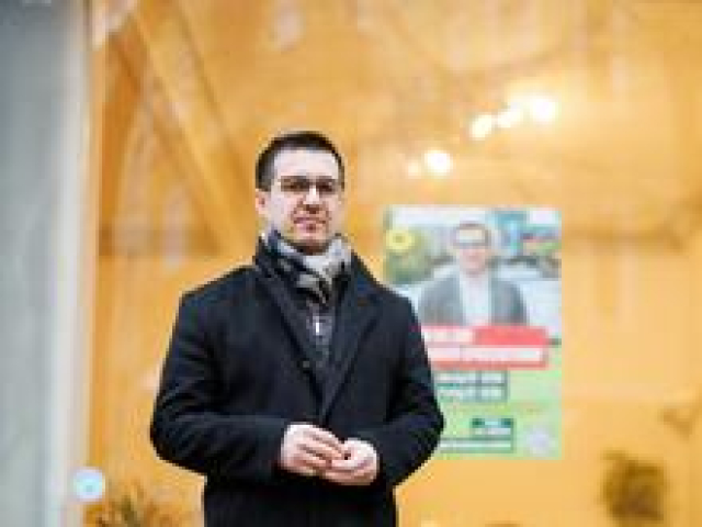 Stinkefinger und Kot-Attacke: Grünen-Politiker Jian Omar erneut vor Wahlkreisbüro in Berlin angefeindet