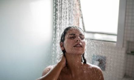 Keimschleuder: So oft solltest du den Duschvorhang wirklich waschen